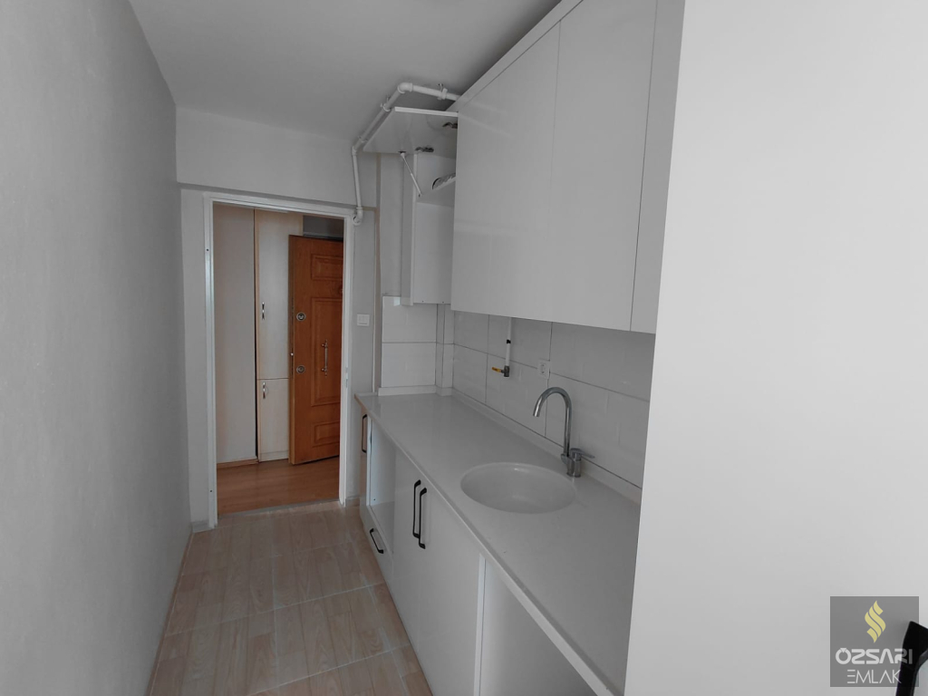 BORNOVA EVKA 1+1 DOĞALGAZLI YAPILI KAPALI MUTFAK KİRALIK DAİRE