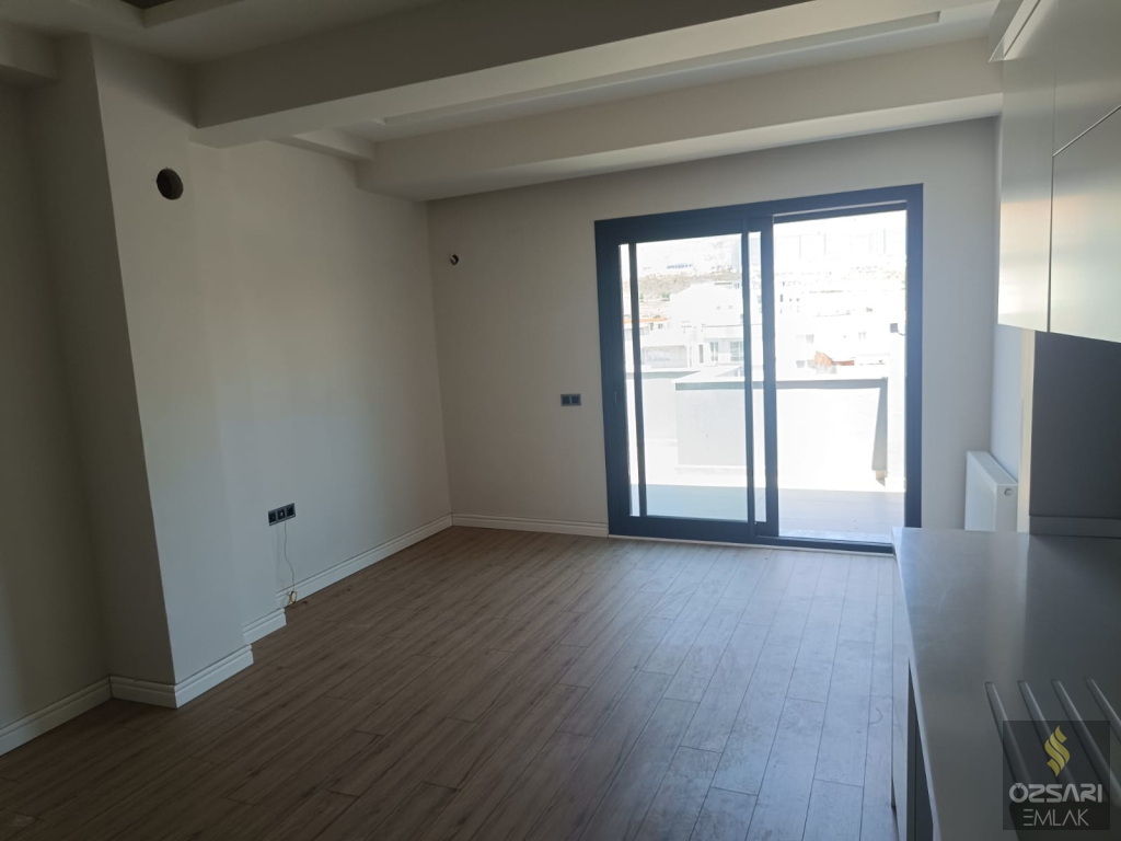 BORNOVA ŞEHİRHASTANESİ KARŞISI ÖZEL TERASLI EBEVEYN BANYOLU GİYİNME ODALI SATILI