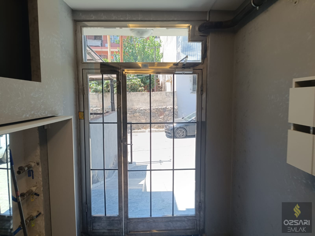 BORNOVA ŞEHİRHASTANESİ KARŞISI ÖZEL TERASLI EBEVEYN BANYOLU GİYİNME ODALI SATILI