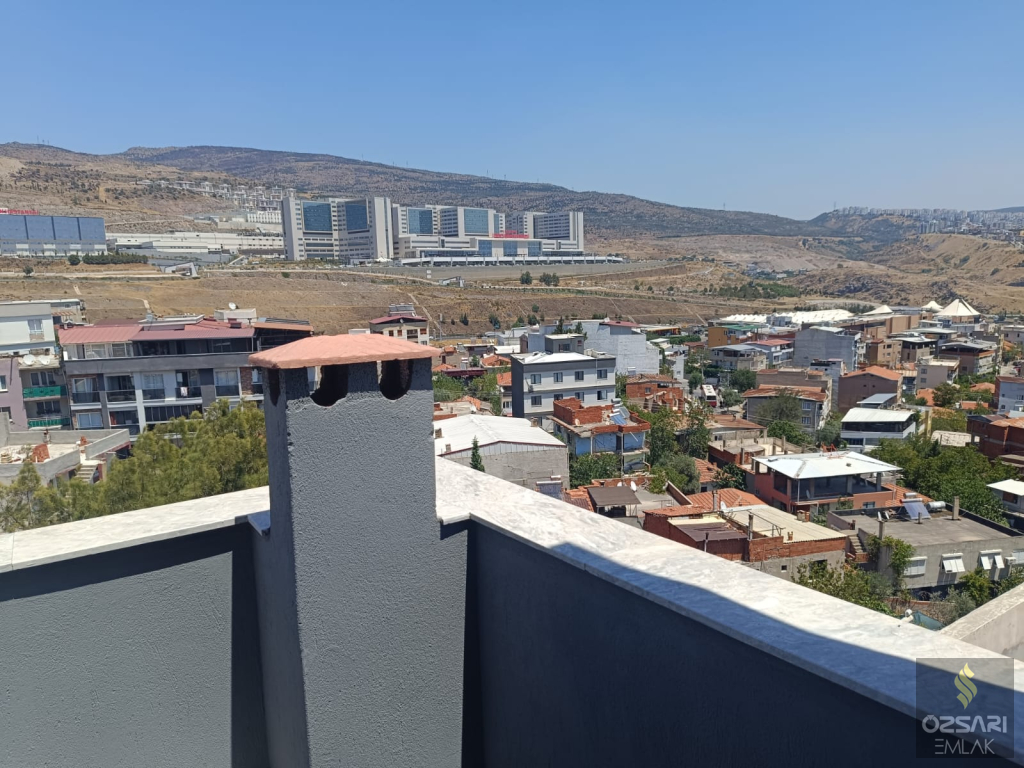 BORNOVA ŞEHİRHASTANESİ KARŞISI ÖZEL TERASLI EBEVEYN BANYOLU GİYİNME ODALI SATILI