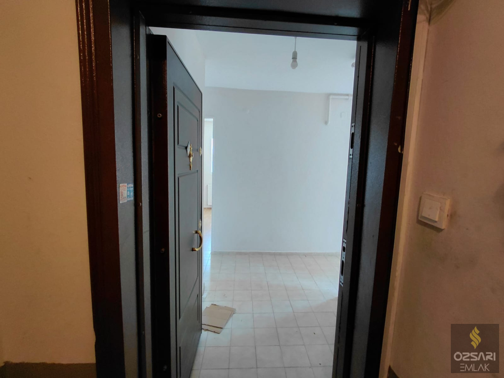 BORNOVA EVKA 4 3+1 GÜNEYCEPHE DOĞALGAZLI TEMİZ KİRALIK DAİRE