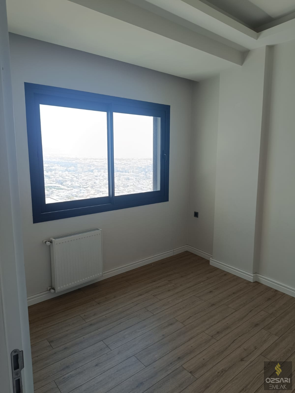 BORNOVA ŞEHİRHASTANESİ KARŞISI ÖZEL TERASLI EBEVEYN BANYOLU GİYİNME ODALI SATILI