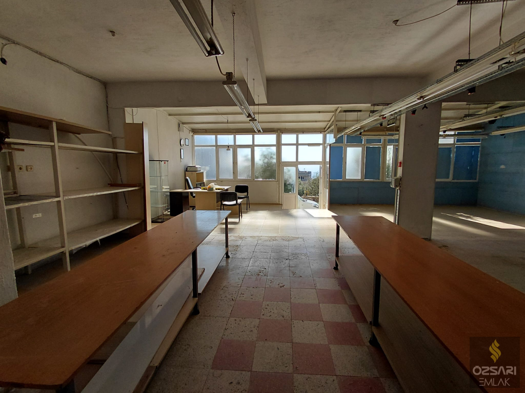 BORNOVA İNÖNÜ MAHALLESİNDE HER İŞE UYGUN KULLANIŞLI FERAH DÜKKAN