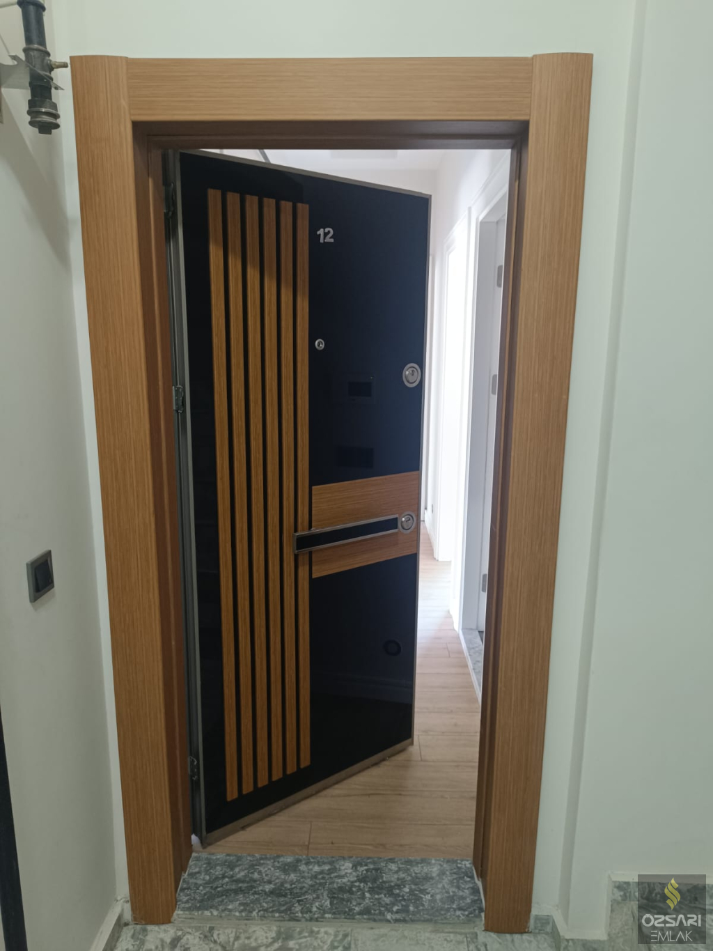 BORNOVA ŞEHİRHASTANESİ KARŞISI ÖZEL TERASLI EBEVEYN BANYOLU GİYİNME ODALI SATILI