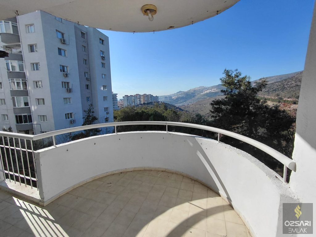 BORNOVA EVKA 4 3+1 GÜNEYCEPHE DOĞALGAZLI TEMİZ KİRALIK DAİRE