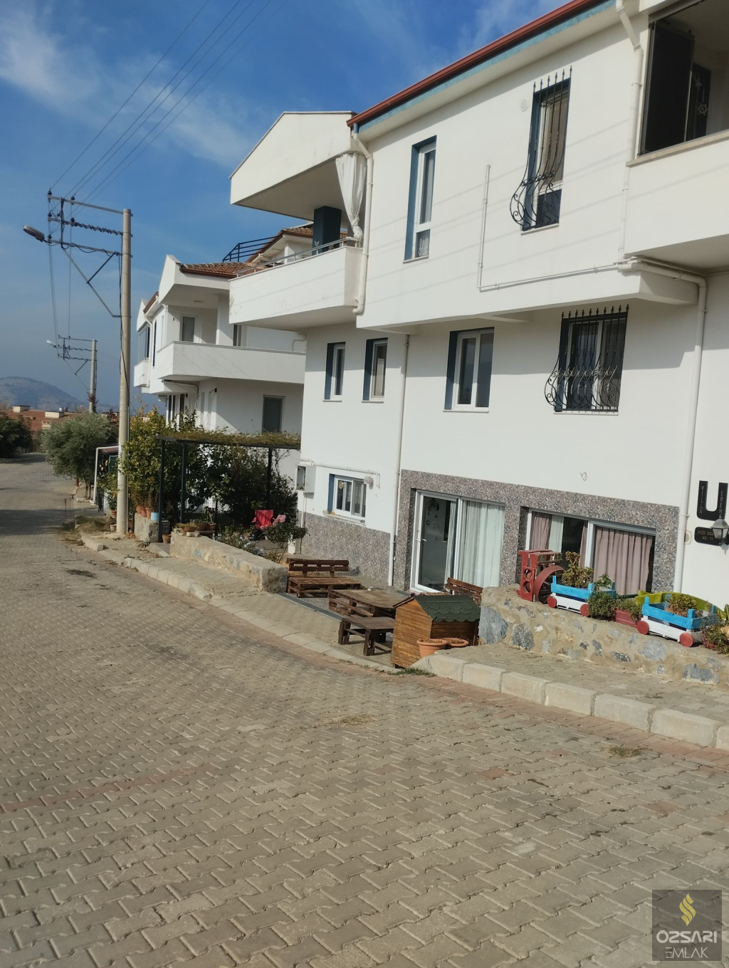 VİLLALAR BÖLGESİNİN EN İYİ KONUMUNDAKİ ÖN SIRADAKİ TRİPLEKS VİLLA SATILIĞA ÇIKMI