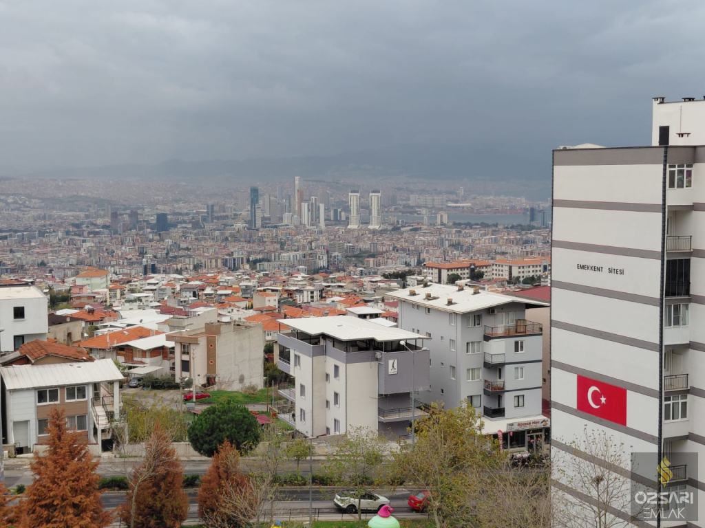 BORNOVA EVKA 4 YAPILI DENİZ MANZARALI 2+1 KAPALI MUTFAK FIRSAT DAİRE