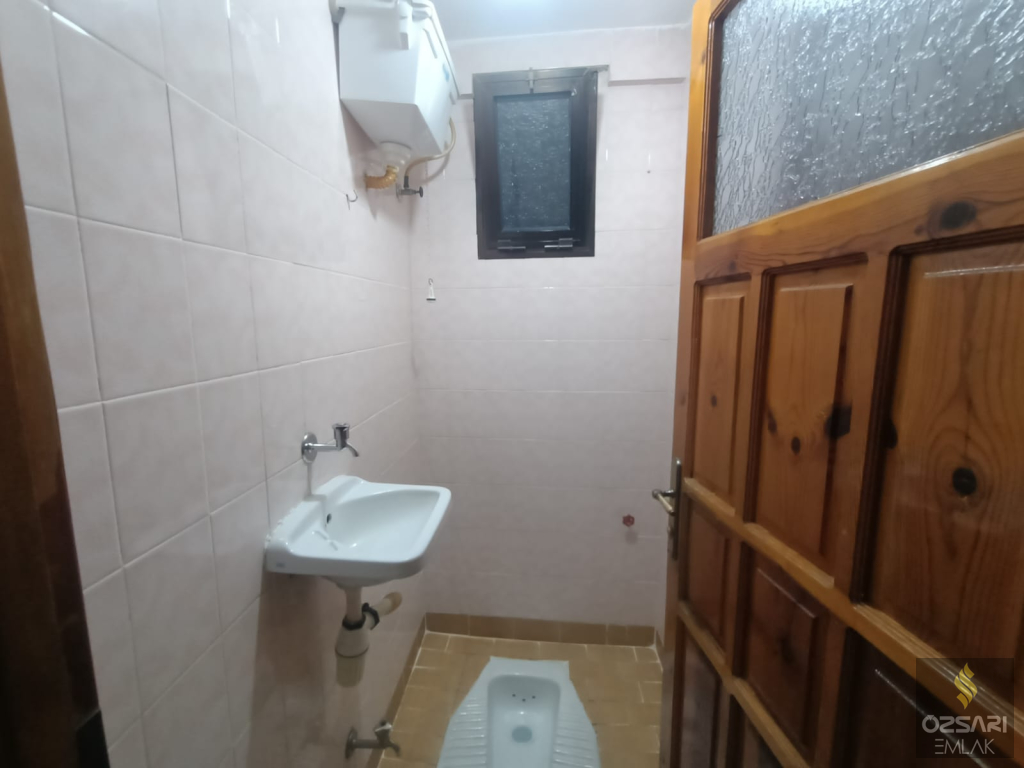 BORNOVA İNÖNÜ MAHALLESİ SEYİT ŞANLI LİSESİNİN ARKASINDA KİRALIK DOĞALGAZLI DAİRE