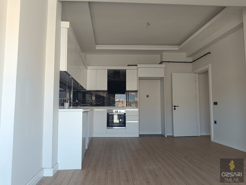 BORNOVA ŞEHİRHASTANESİ KARŞISI ÖZEL TERASLI EBEVEYN BANYOLU GİYİNME ODALI SATILI