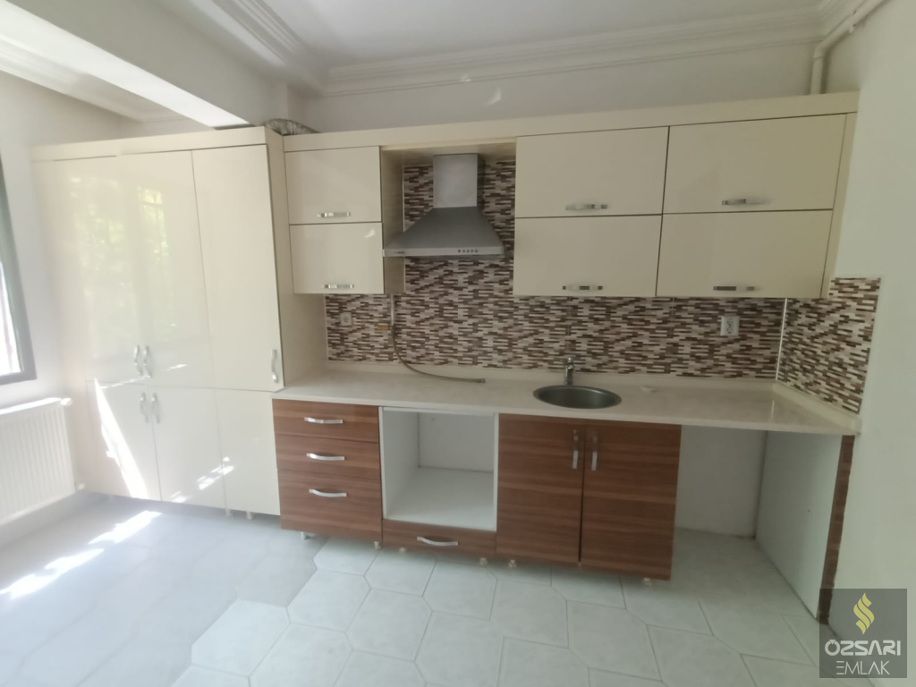 BORNOVA İNÖNÜ MAHALLESİ SEYİT ŞANLI LİSESİNİN ARKASINDA KİRALIK DOĞALGAZLI DAİRE