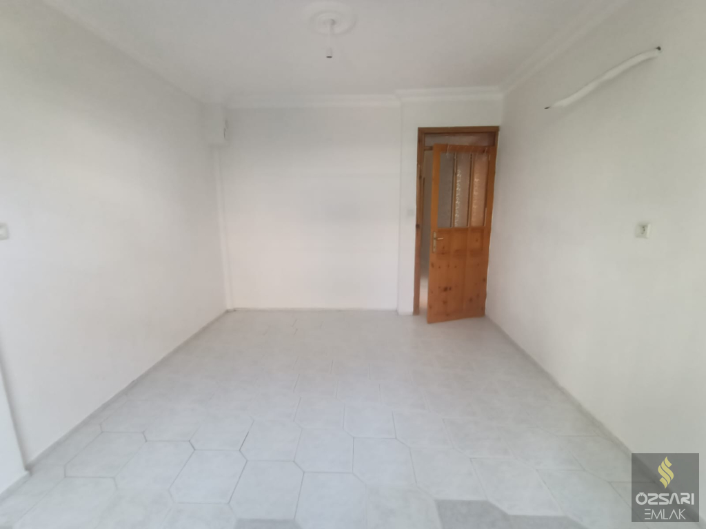 BORNOVA İNÖNÜ MAHALLESİ SEYİT ŞANLI LİSESİNİN ARKASINDA KİRALIK DOĞALGAZLI DAİRE
