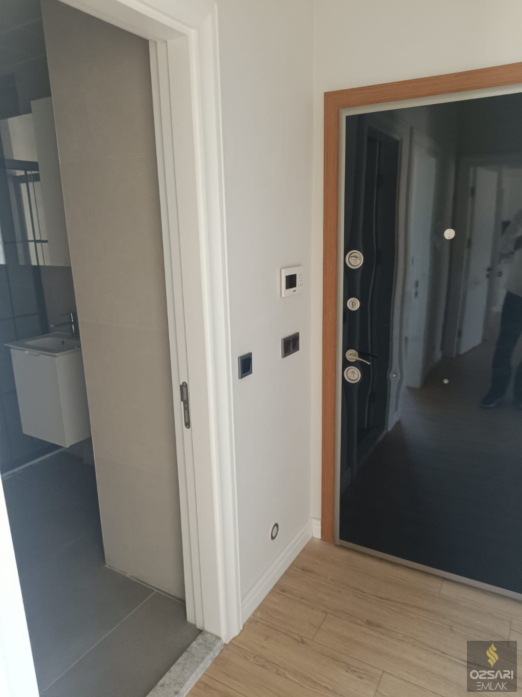 BORNOVA ŞEHİRHASTANESİ KARŞISI ÖZEL TERASLI EBEVEYN BANYOLU GİYİNME ODALI SATILI