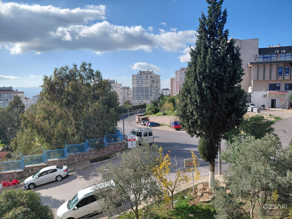 BORNOVA EVKA 4 2+1 AÇIK MUTFAK DOĞALGAZLI KİRALIK DAİRE