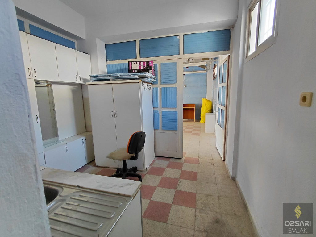 BORNOVA İNÖNÜ MAHALLESİNDE HER İŞE UYGUN KULLANIŞLI FERAH DÜKKAN