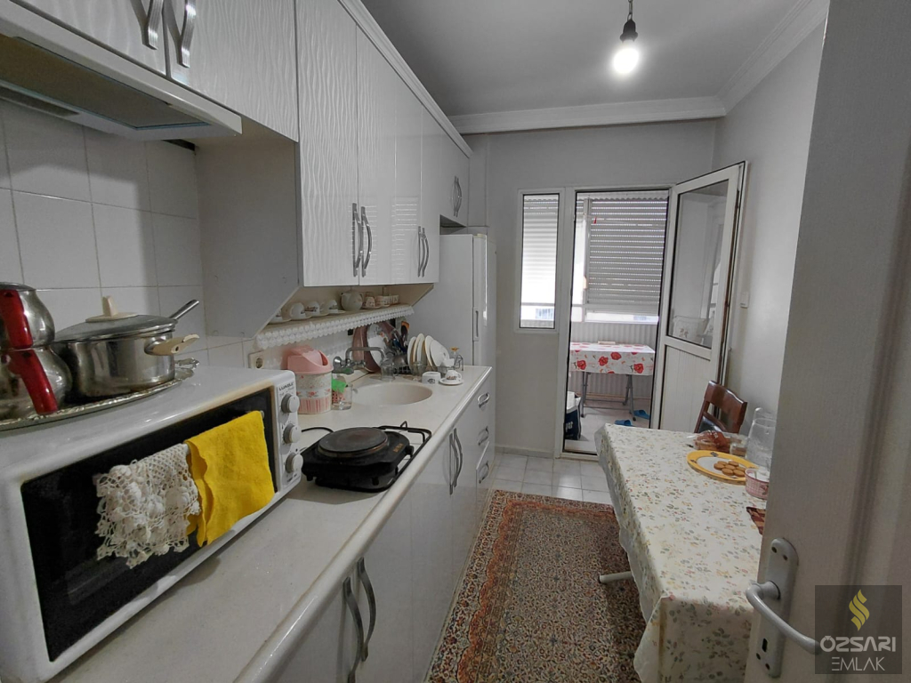 BORNOVA EVKA 4 YAPILI DENİZ MANZARALI 2+1 KAPALI MUTFAK FIRSAT DAİRE