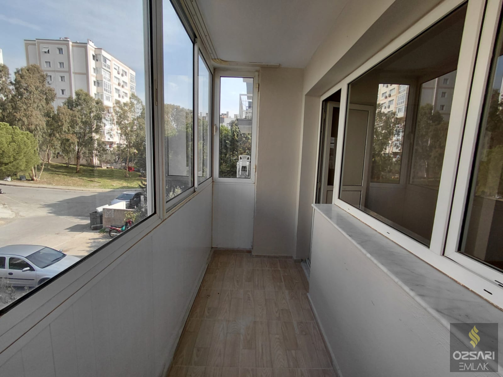 BORNOVA EVKA 1+1 DOĞALGAZLI YAPILI KAPALI MUTFAK KİRALIK DAİRE