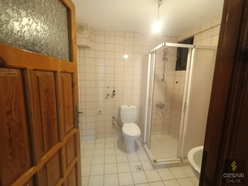 BORNOVA İNÖNÜ MAHALLESİ SEYİT ŞANLI LİSESİNİN ARKASINDA KİRALIK DOĞALGAZLI DAİRE