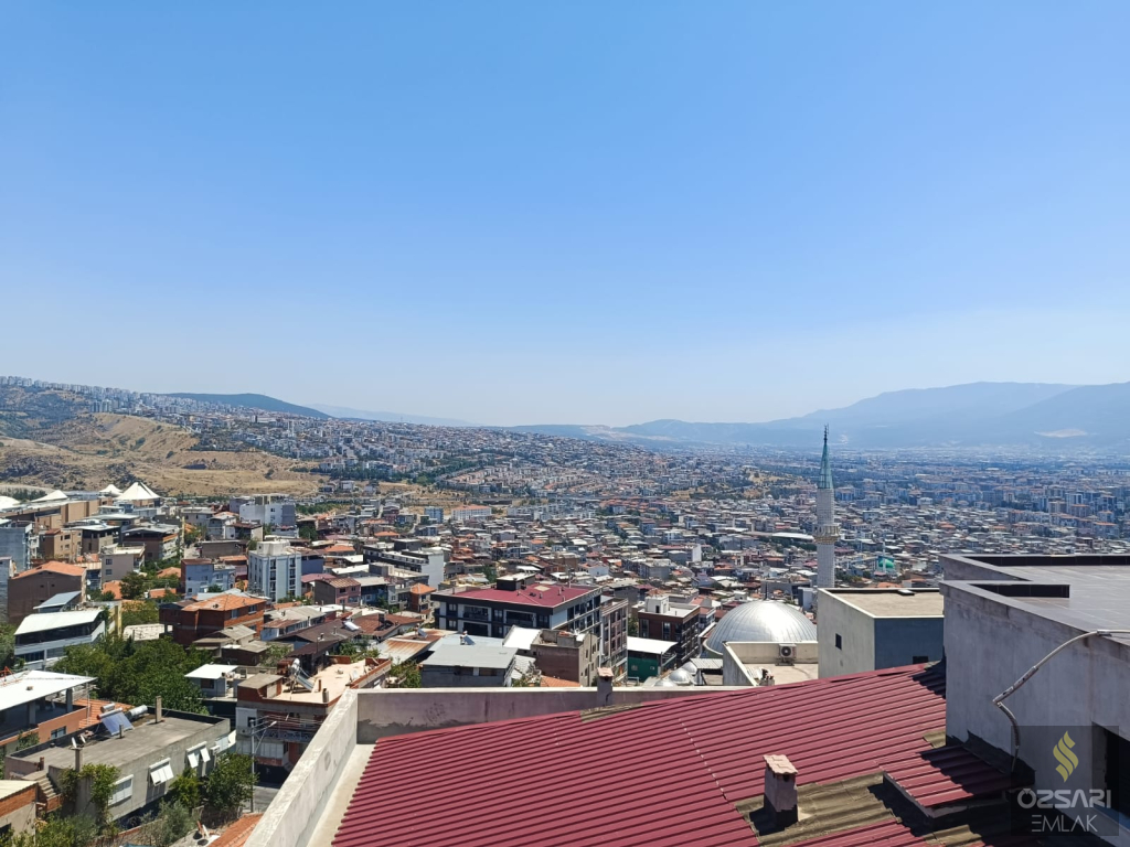 BORNOVA ŞEHİRHASTANESİ KARŞISI ÖZEL TERASLI EBEVEYN BANYOLU GİYİNME ODALI SATILI