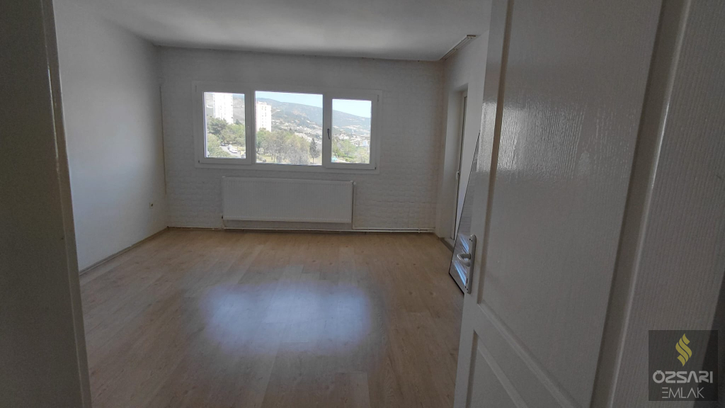 BORNOVA EVKA 4 2+1 DOĞALGAZLI FERAH KİRALIK DAİRE