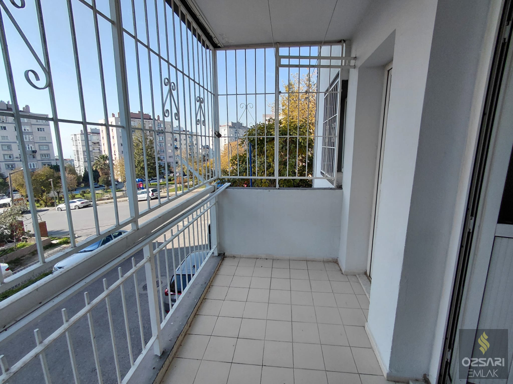 BORNOVA EVKA 4 DE 1+1 FİYATINA 2+1 KAPALI MUTFAK GÜNEY CEPHE SATILIK DAİRE