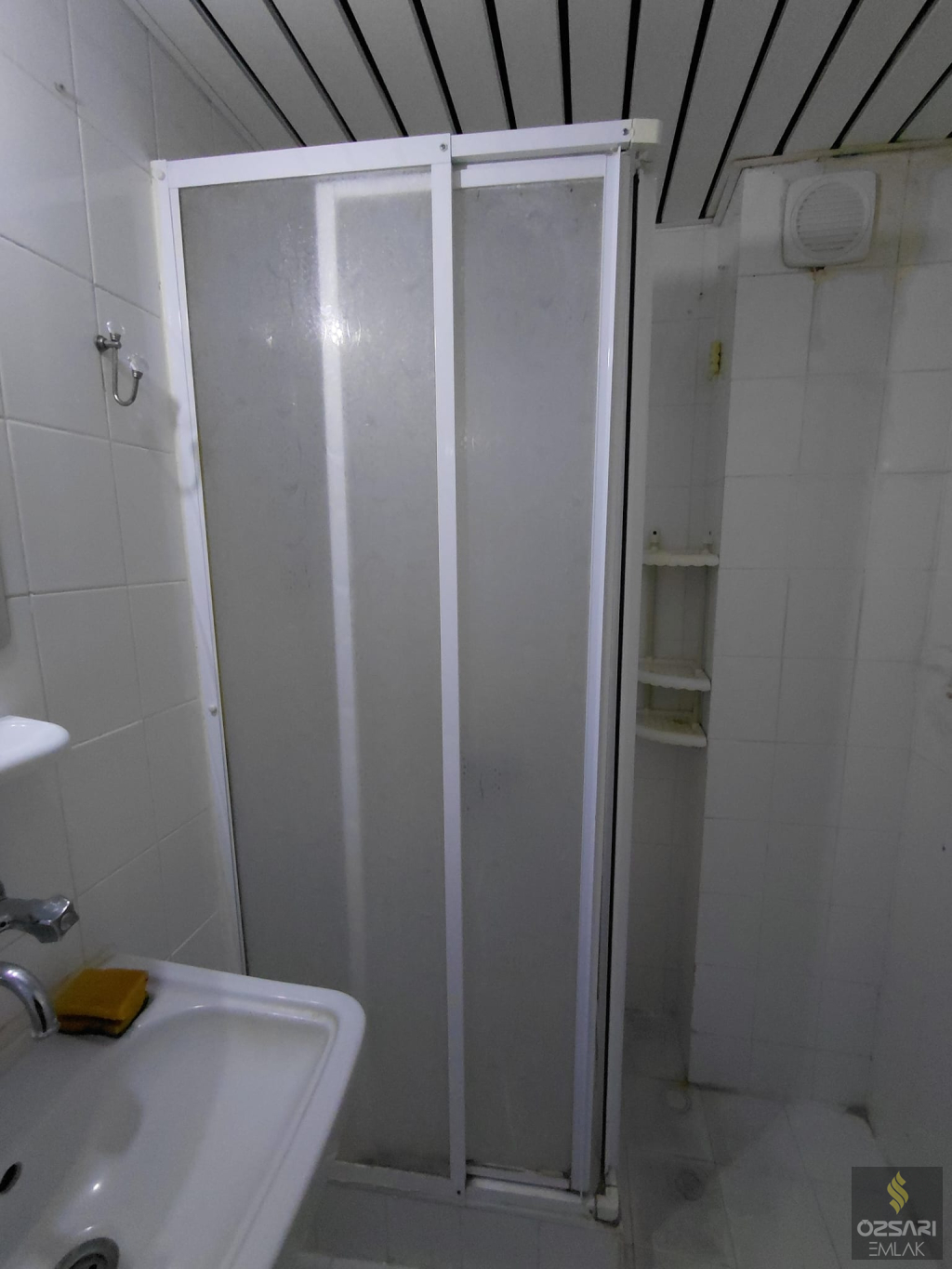 BORNOVA EVKA4 2+1 DOĞALGAZLI FERAH KİRALIK DAİRE