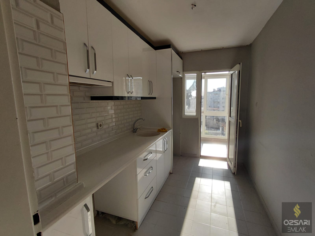 BORNOVA EVKA 4 2+1 GÜNEY CEPHE KİRALIK DAİRE