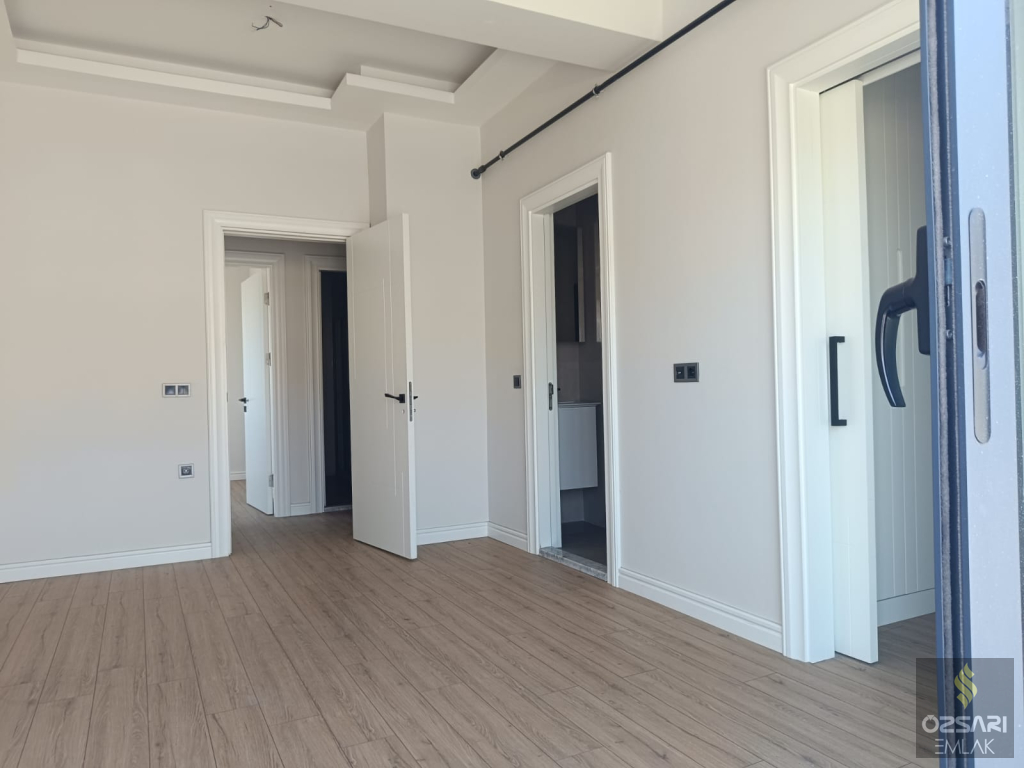 BORNOVA ŞEHİRHASTANESİ KARŞISI ÖZEL TERASLI EBEVEYN BANYOLU GİYİNME ODALI SATILI
