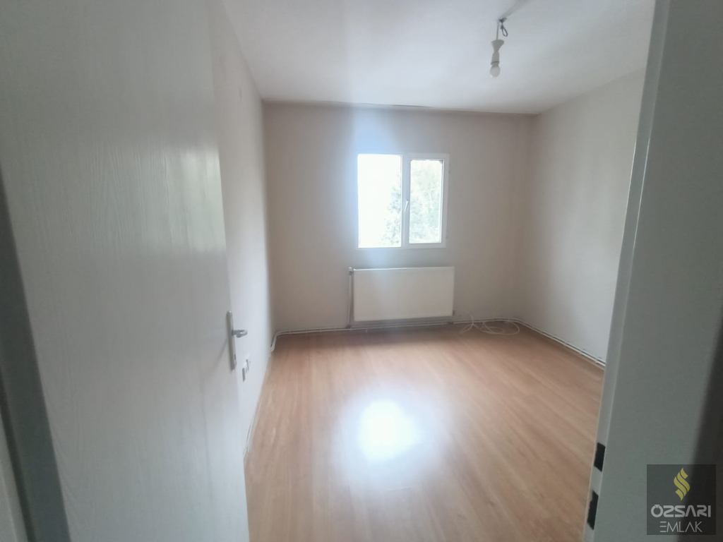 BORNOVA EVKA 1+1 DOĞALGAZLI YAPILI KAPALI MUTFAK KİRALIK DAİRE