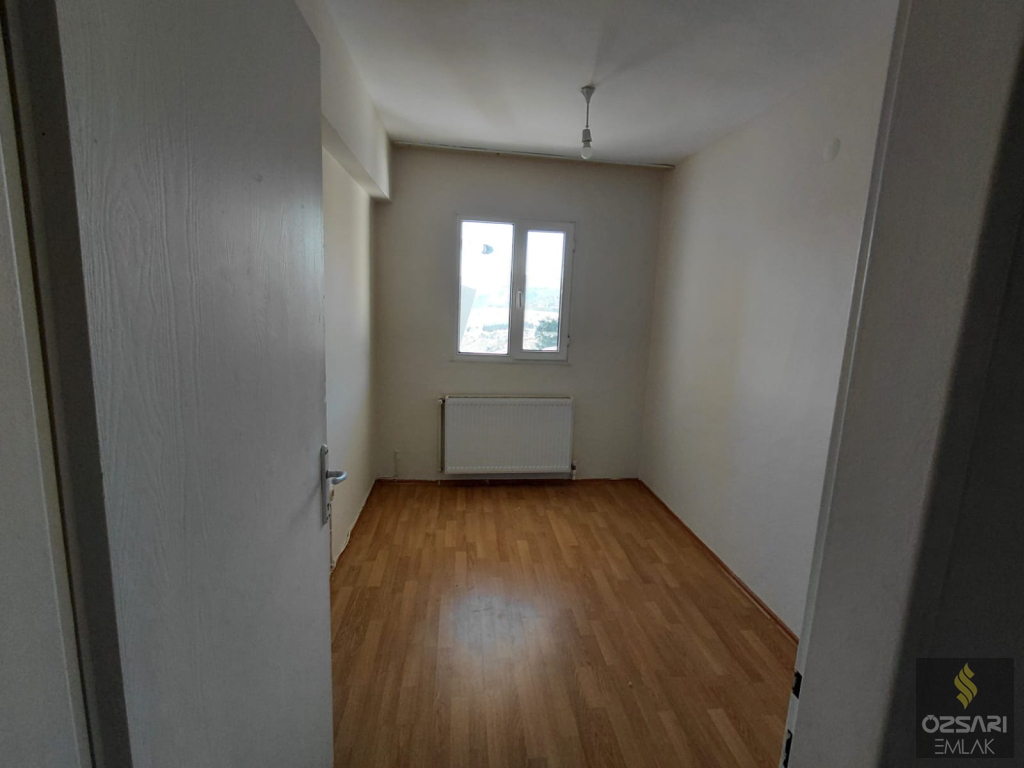 BORNOVA EVKA 4 3+1 GÜNEYCEPHE DOĞALGAZLI TEMİZ KİRALIK DAİRE