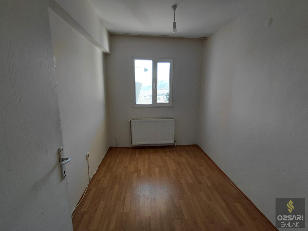 BORNOVA EVKA 4 3+1 GÜNEYCEPHE DOĞALGAZLI TEMİZ KİRALIK DAİRE