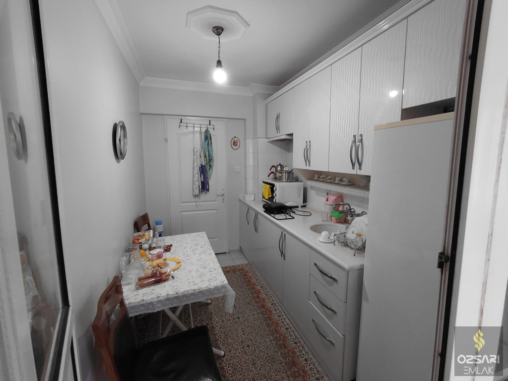 BORNOVA EVKA 4 YAPILI DENİZ MANZARALI 2+1 KAPALI MUTFAK FIRSAT DAİRE