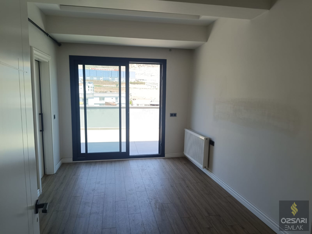 BORNOVA ŞEHİRHASTANESİ KARŞISI ÖZEL TERASLI EBEVEYN BANYOLU GİYİNME ODALI SATILI