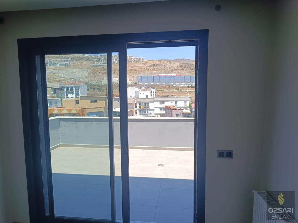 BORNOVA ŞEHİRHASTANESİ KARŞISI ÖZEL TERASLI EBEVEYN BANYOLU GİYİNME ODALI SATILI