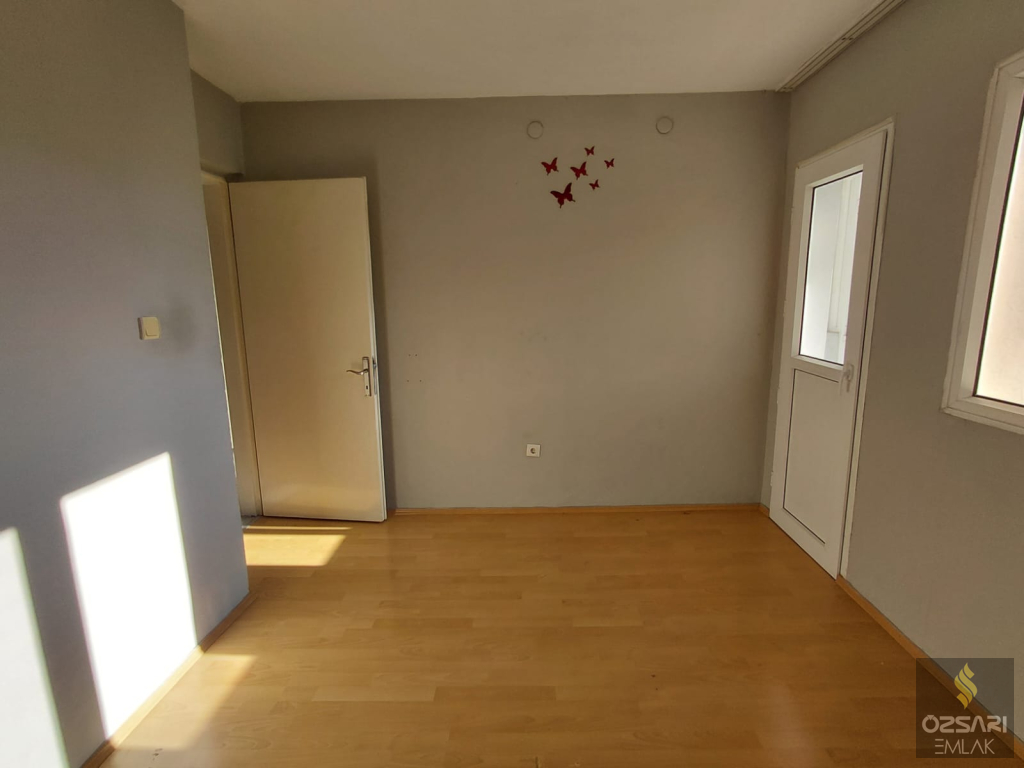 BORNOVA EVKA 4 2+1 GÜNEY CEPHE KİRALIK DAİRE