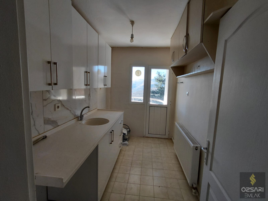 BORNOVA EVKA 4 3+1 GÜNEYCEPHE DOĞALGAZLI TEMİZ KİRALIK DAİRE