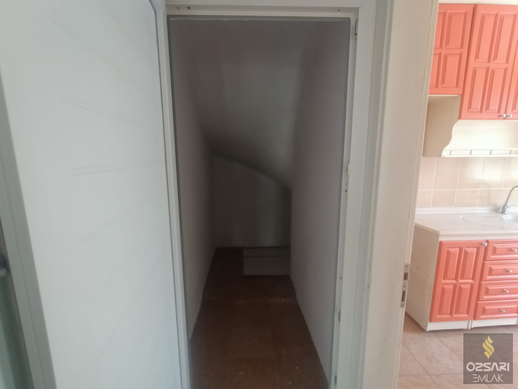 BORNOVA İNÖNÜ MAHALLESİNDE 2+1 DOĞALGAZLI KİRALIK DAİRE
