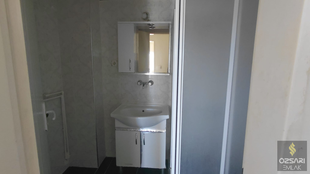 BORNOVA EVKA 4 2+1 DOĞALGAZLI FERAH KİRALIK DAİRE