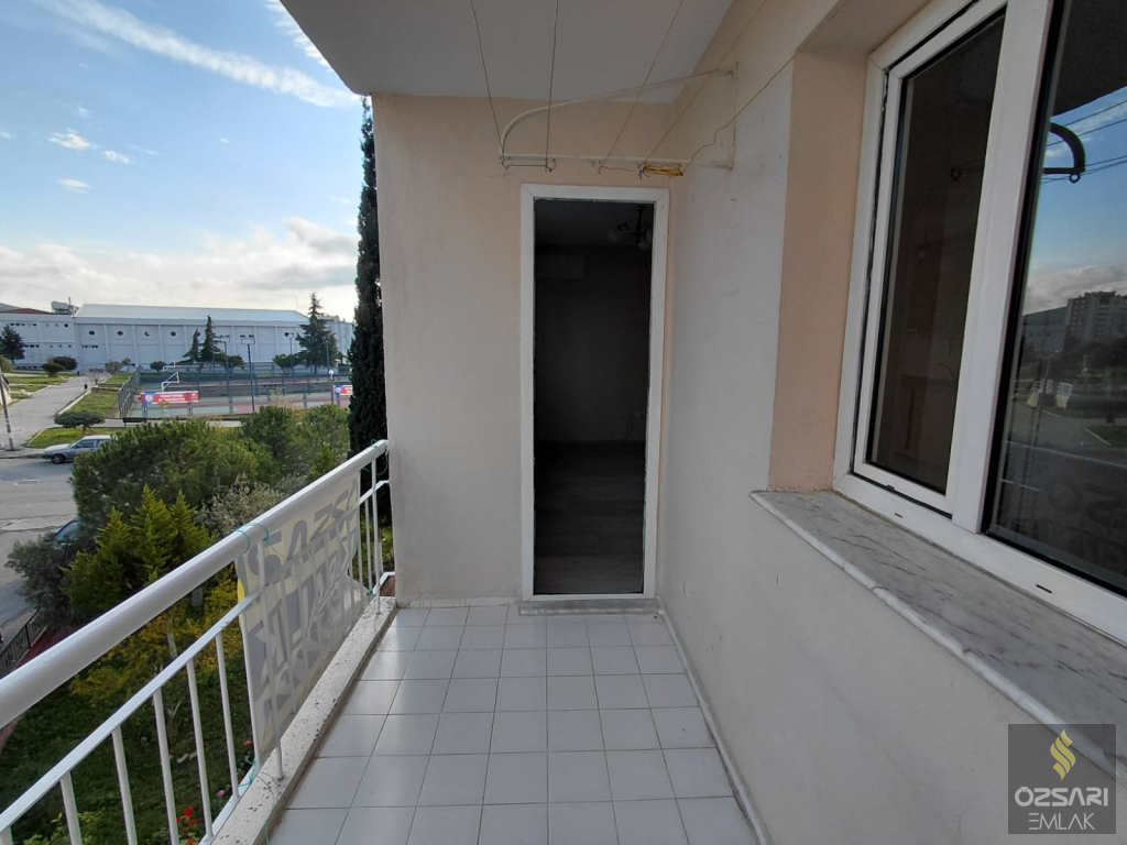BORNOVA EVKA4 2+1 DOĞALGAZLI FERAH KİRALIK DAİRE