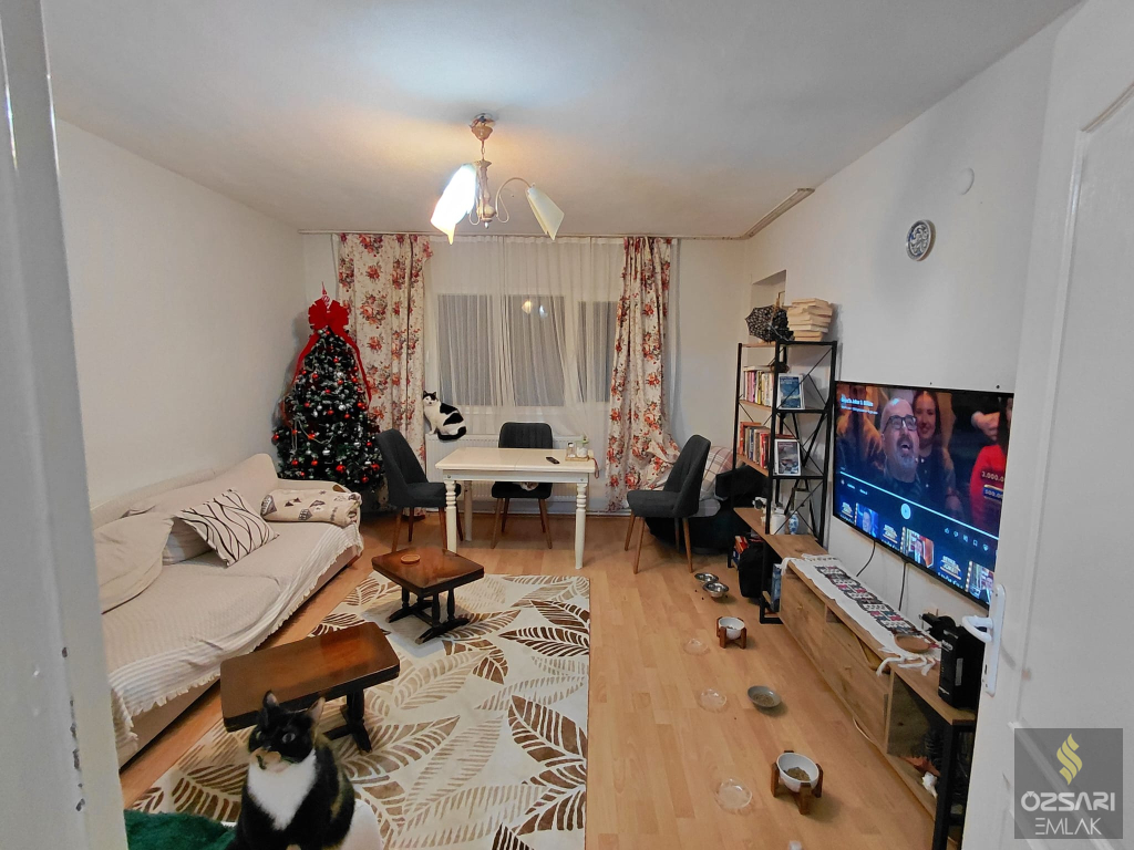 BORNOVA EVKA4 2+1 KAPALI MUTFAK DOĞALGAZLI GÜNEYCEPHE SATILIK DAİRE