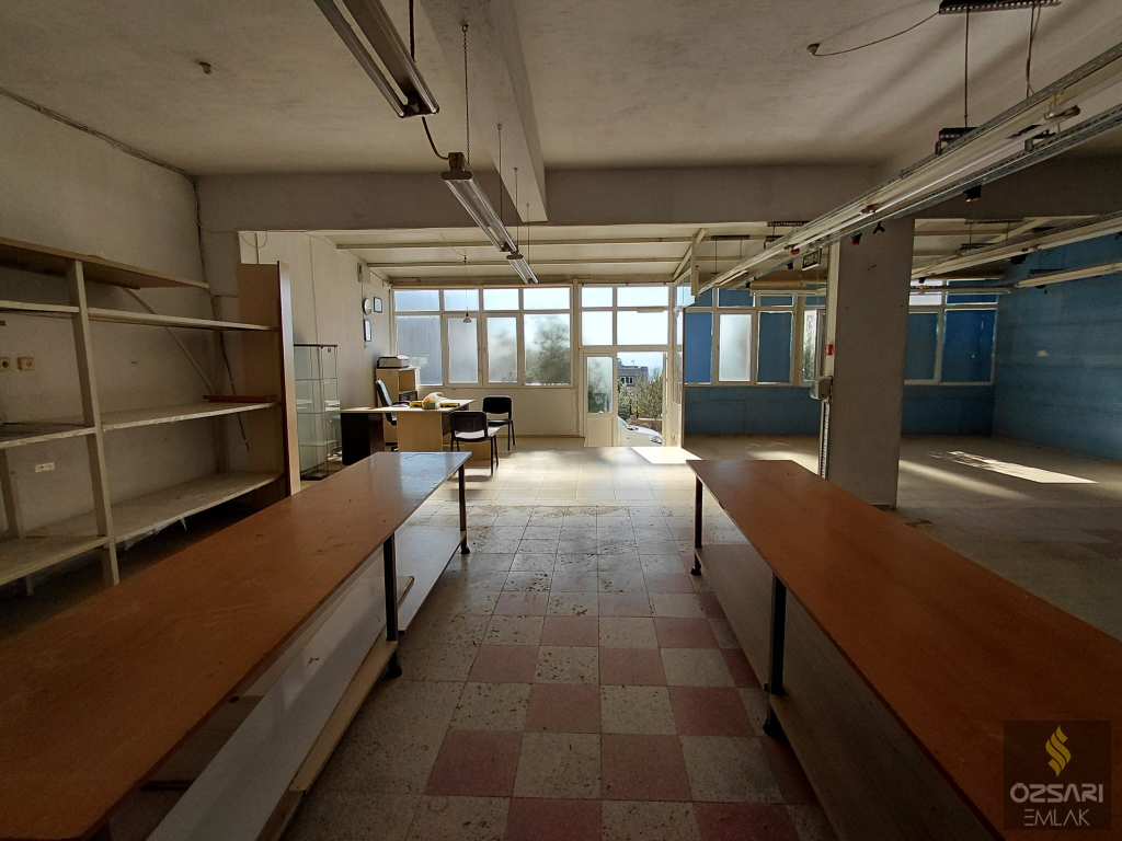 BORNOVA İNÖNÜ MAHALLESİNDE HER İŞE UYGUN KULLANIŞLI FERAH DÜKKAN