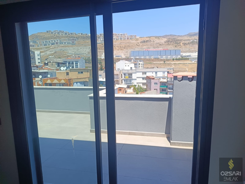 BORNOVA ŞEHİRHASTANESİ KARŞISI ÖZEL TERASLI EBEVEYN BANYOLU GİYİNME ODALI SATILI