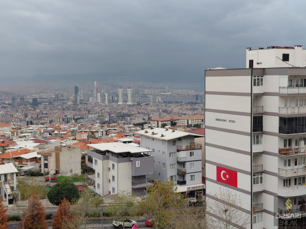 BORNOVA EVKA 4 YAPILI DENİZ MANZARALI 2+1 KAPALI MUTFAK FIRSAT DAİRE