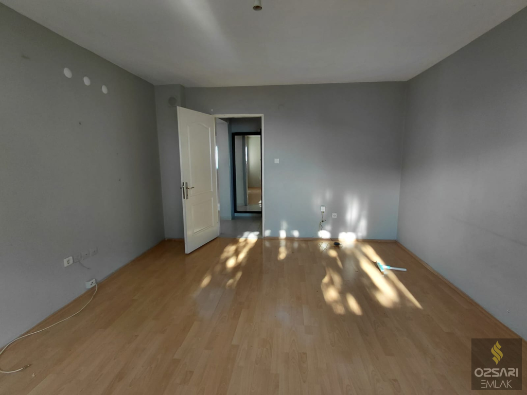BORNOVA EVKA 4 2+1 GÜNEY CEPHE KİRALIK DAİRE