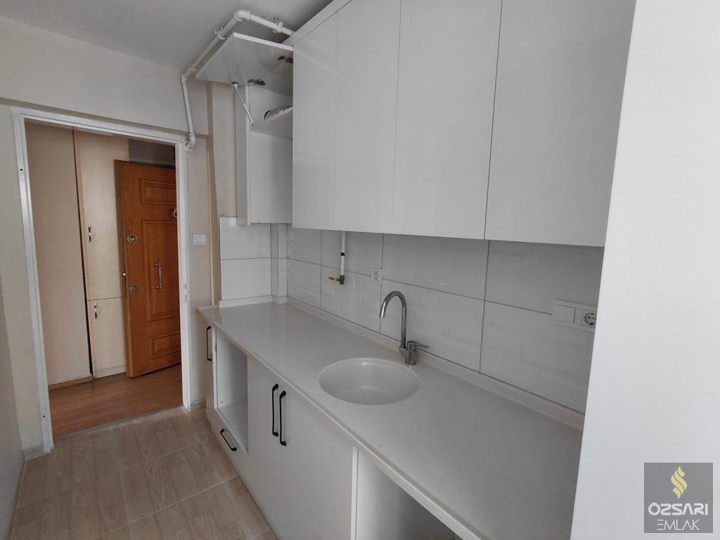 BORNOVA EVKA 1+1 DOĞALGAZLI YAPILI KAPALI MUTFAK KİRALIK DAİRE