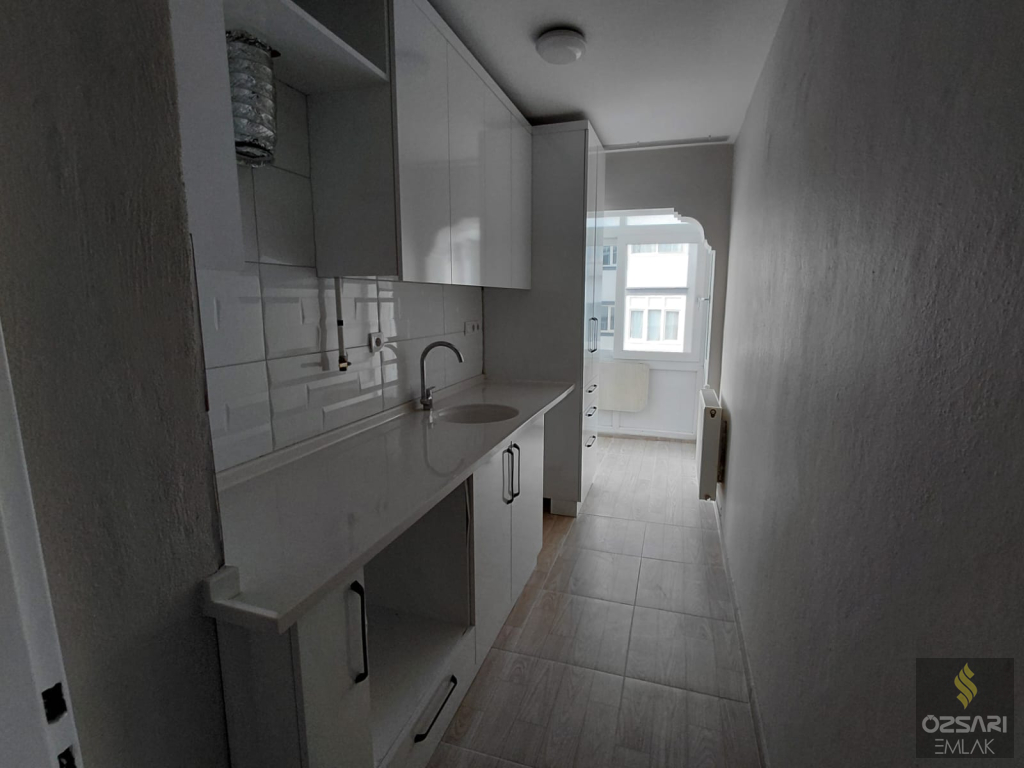 BORNOVA EVKA 1+1 DOĞALGAZLI YAPILI KAPALI MUTFAK KİRALIK DAİRE