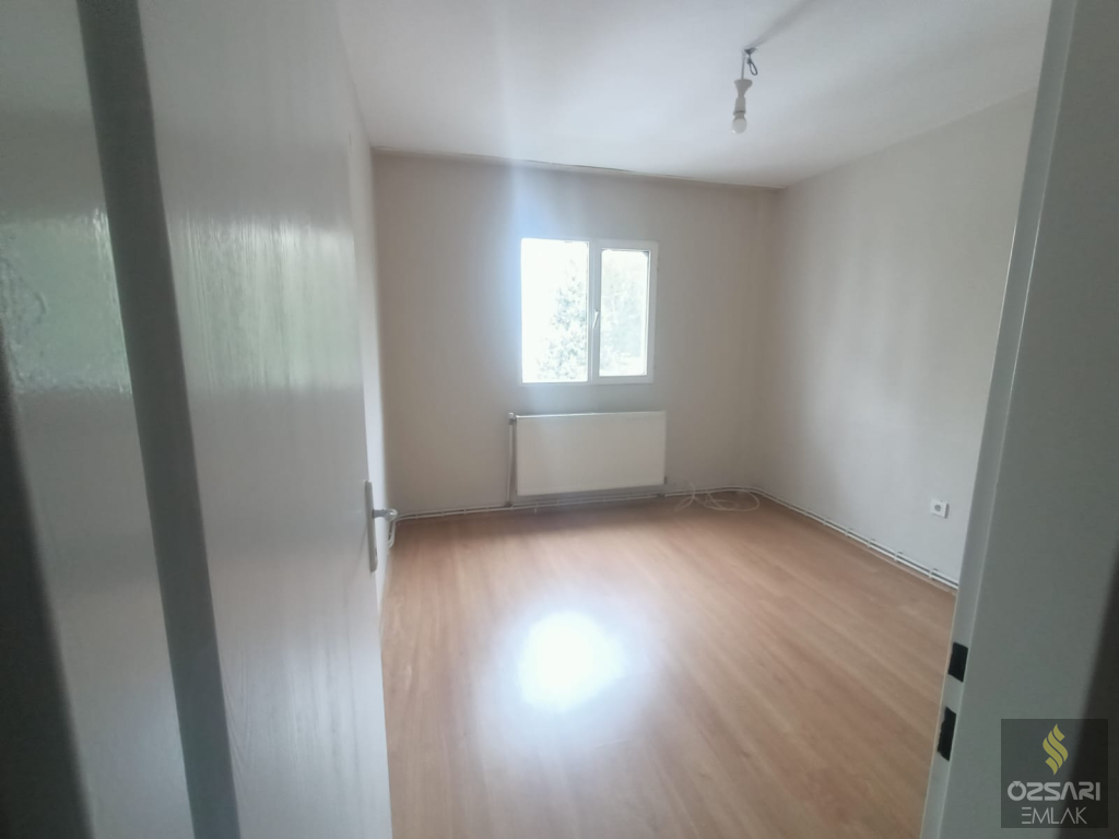 BORNOVA EVKA 1+1 DOĞALGAZLI YAPILI KAPALI MUTFAK KİRALIK DAİRE