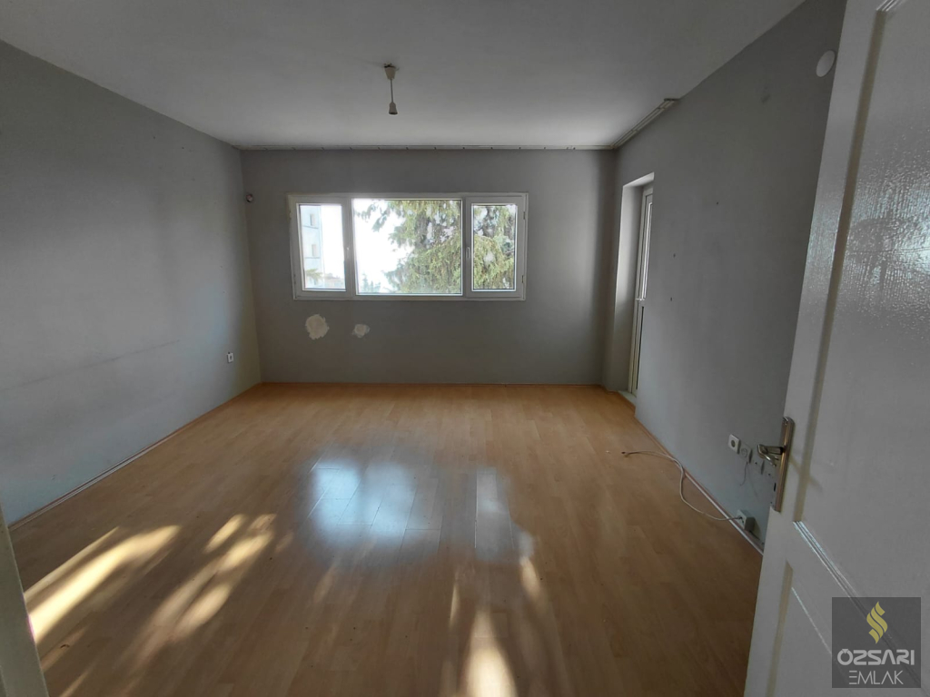 BORNOVA EVKA 4 2+1 GÜNEY CEPHE KİRALIK DAİRE