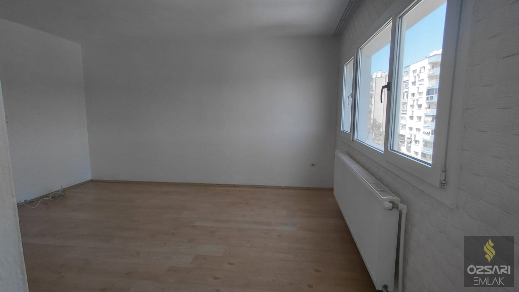 BORNOVA EVKA 4 2+1 DOĞALGAZLI FERAH KİRALIK DAİRE