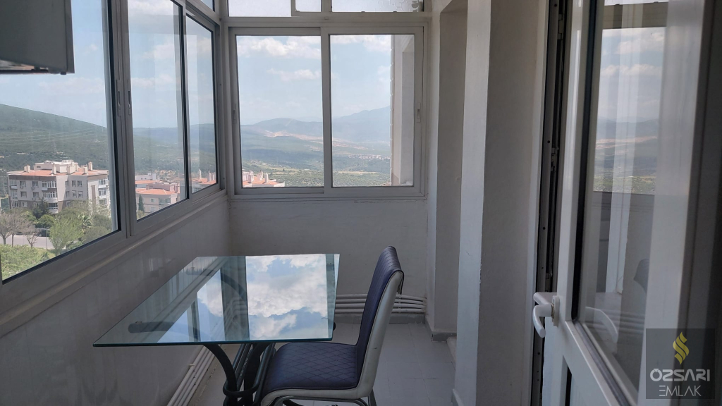 BORNOVA EVKA 4 2+1 DOĞALGAZLI FERAH KİRALIK DAİRE