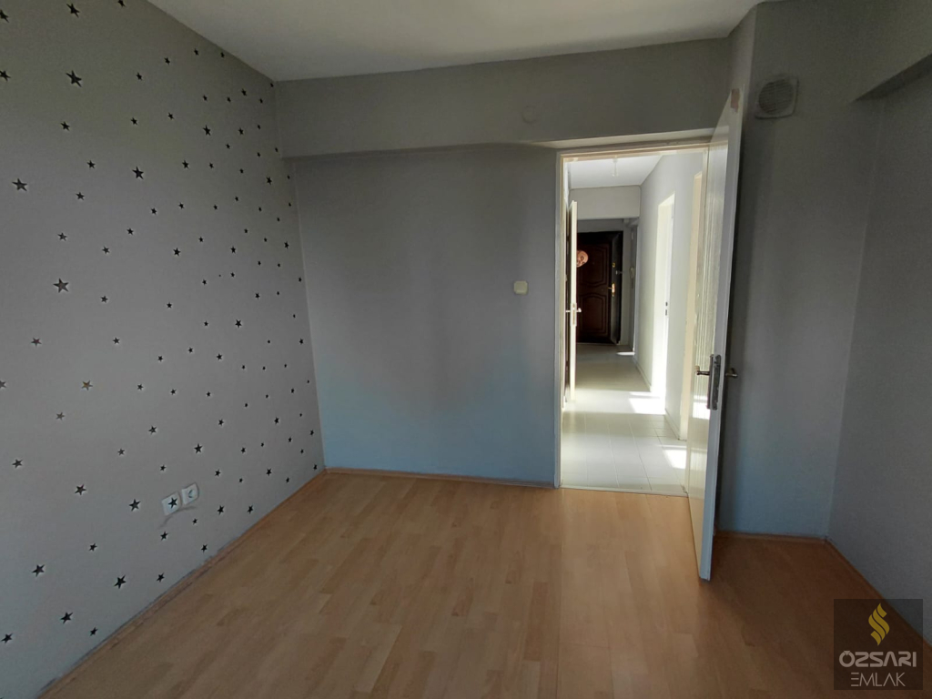 BORNOVA EVKA 4 2+1 GÜNEY CEPHE KİRALIK DAİRE